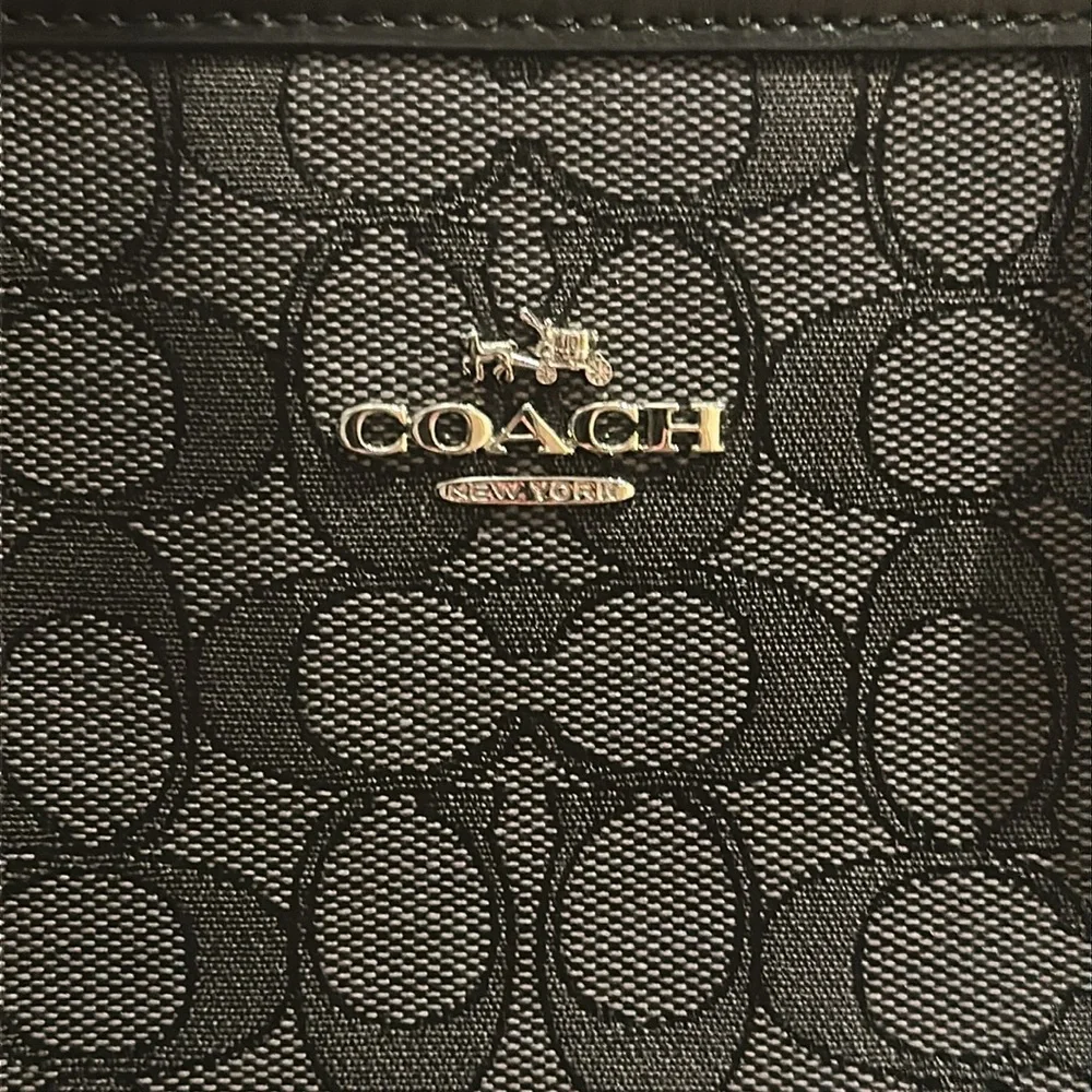 ***SOLD** NWOT Coach Canvas & Leather Signature Gallery Tote - Picture 3 of 15